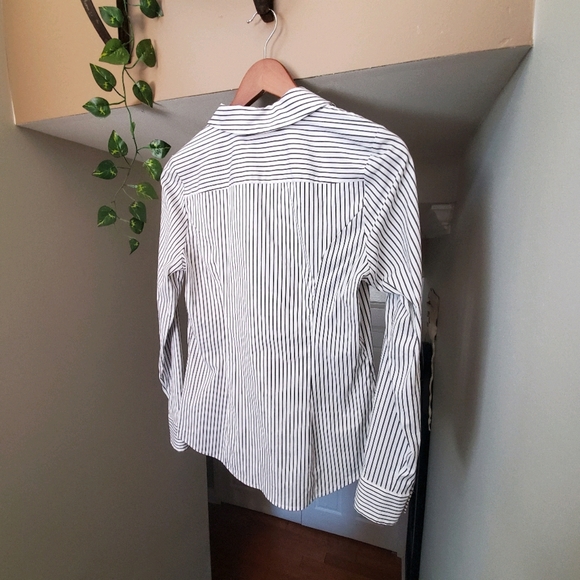 EXPRESS Striped Ultimate Essential Button Down Top - Picture 8 of 11